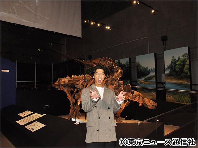 賀来賢人が「恐竜博2023」で音声ナビゲーターに。「子どもが喜ぶんじゃないかと思って引き受けました」