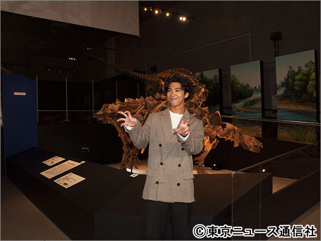 賀来賢人が「恐竜博2023」で音声ナビゲーターに。「子どもが喜ぶんじゃないかと思って引き受けました」
