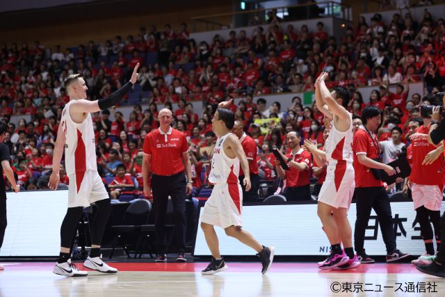 ホーキンソンが熱唱した！ バスケ男子日本代表の北海道2連戦をリポート＆パリ五輪応援BOOK発売決定！