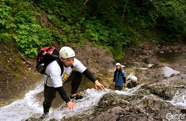 自然が残る世界遺産・知床からさらに山深く入った羅臼湖を目指すトム・ブラウン（布川ひろき、みちお）／圏外絶景～北海道で極上のデトックス～