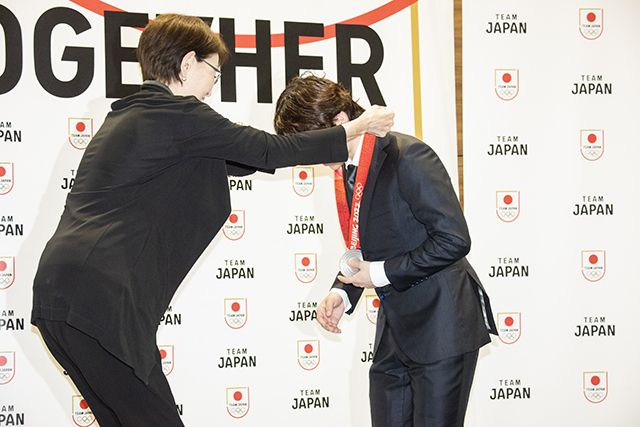 宇野昌磨が北京五輪フィギュア団体の銀メダルを手に「自分を誇らしく思います」