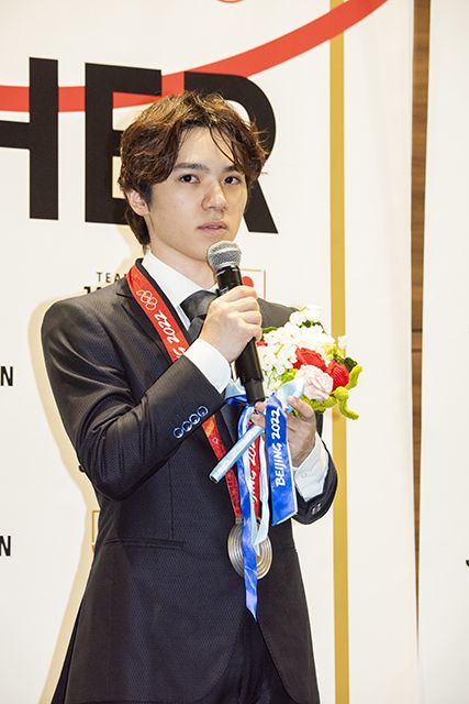 宇野昌磨が北京五輪フィギュア団体の銀メダルを手に「自分を誇らしく思います」