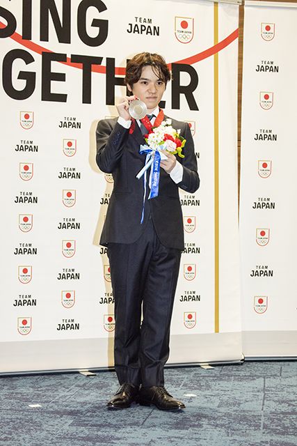 宇野昌磨が北京五輪フィギュア団体の銀メダルを手に「自分を誇らしく思います」