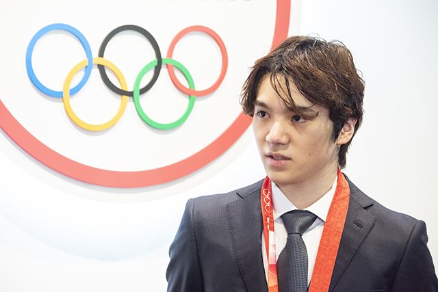 宇野昌磨が北京五輪フィギュア団体の銀メダルを手に「自分を誇らしく思います」