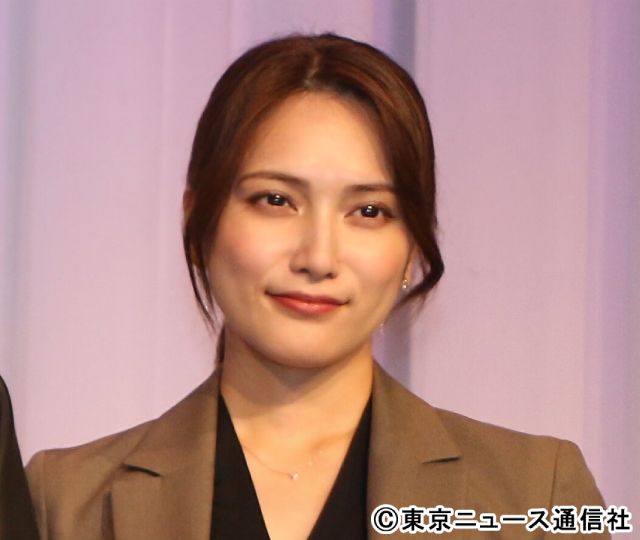 「潜入兄妹」竜星涼が初共演の八木莉可子を絶賛。携帯の待ち受けも八木の変顔!?