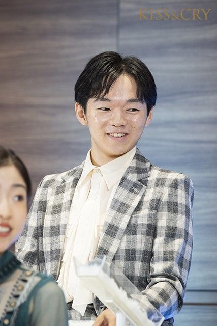 新シーズンへ向け、ドレスアップした選手が意気込みを語る！ 宇野昌磨はMCに初挑戦