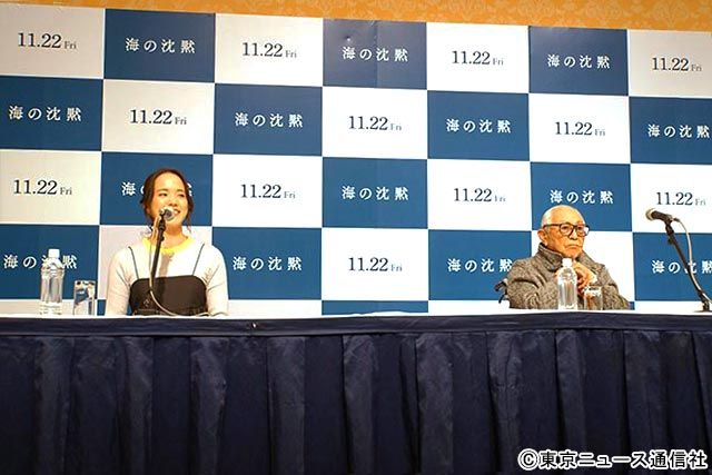 会見中の倉本聰と菅野恵／映画「海の沈黙」記者発表会見