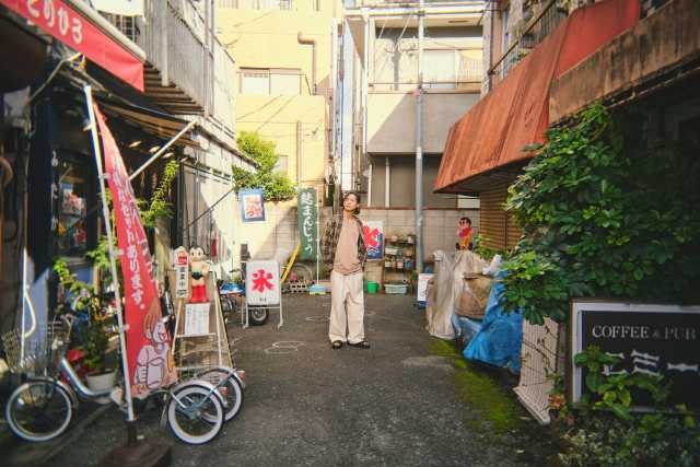 前川優希が27歳の誕生日に2nd写真集「指先で触れる青」を発売