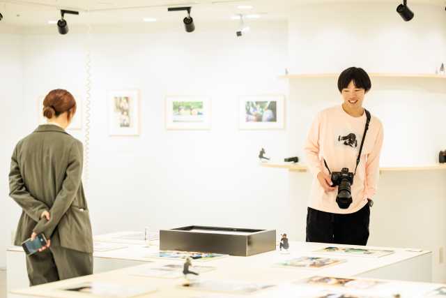 かが屋・加賀が人気芸人20組の素顔を切り取る。「芸人地図 Photo Exhibition」が開催中