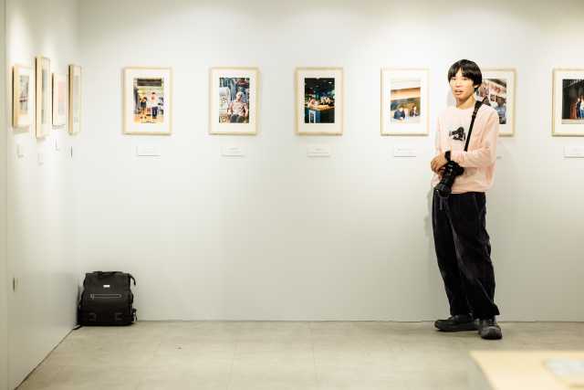 かが屋・加賀が人気芸人20組の素顔を切り取る。「芸人地図 Photo Exhibition」が開催中