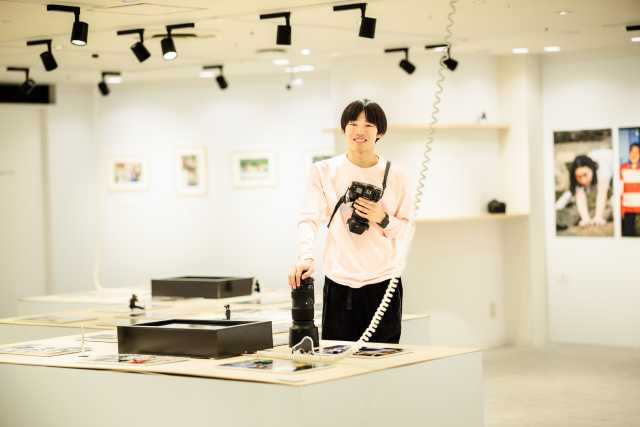 かが屋・加賀が人気芸人20組の素顔を切り取る。「芸人地図 Photo Exhibition」が開催中