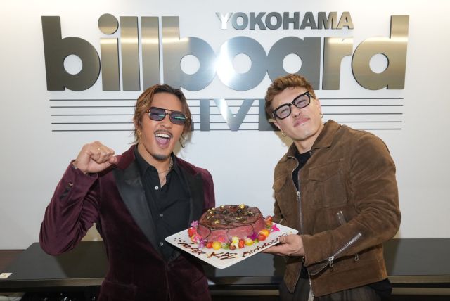 数原龍友が誕生日にビルボードライブを開催！ 中務裕太が“肉ケーキ”でお祝いも