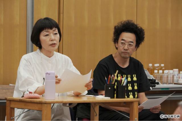 内野聖陽主演「ゴールドサンセット」小林聡美、中島裕翔、和久井映見らのシーン写真を解禁